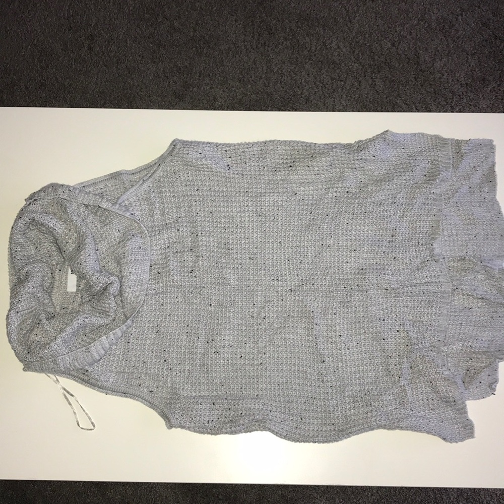 Sleeveless turtle neck sweater